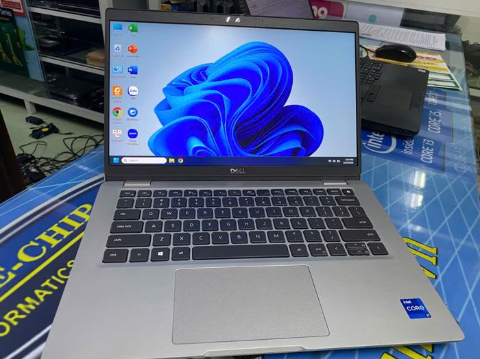 DELL latitude 5320 i7-1185G7 メモリ32GB Dell Latitude 5320 2-in-1 - i7-1185G7 · Xe Graphics G7 · 13.3